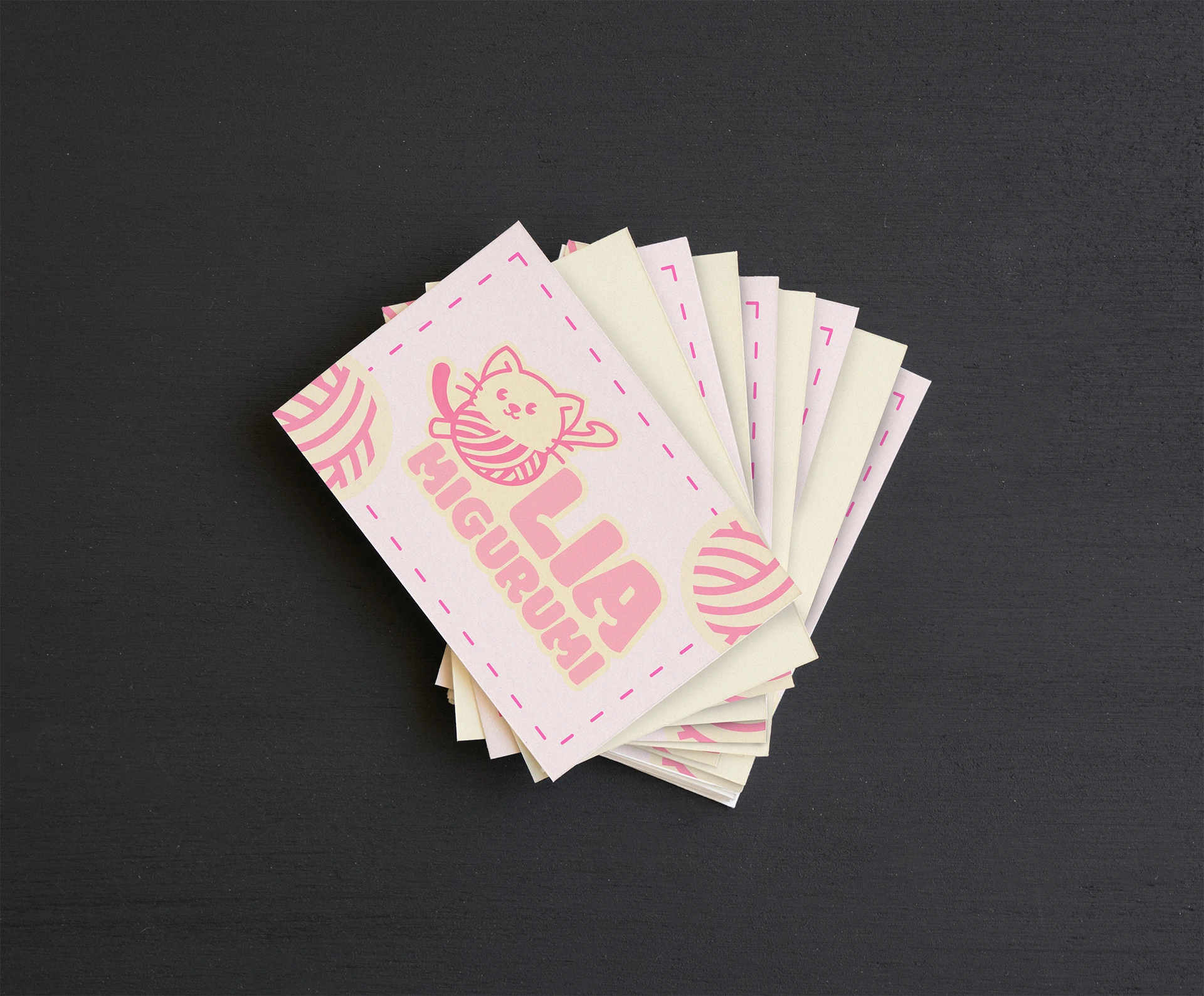 Tarjetas impresas Liamigurumi con logo y patrón rosa