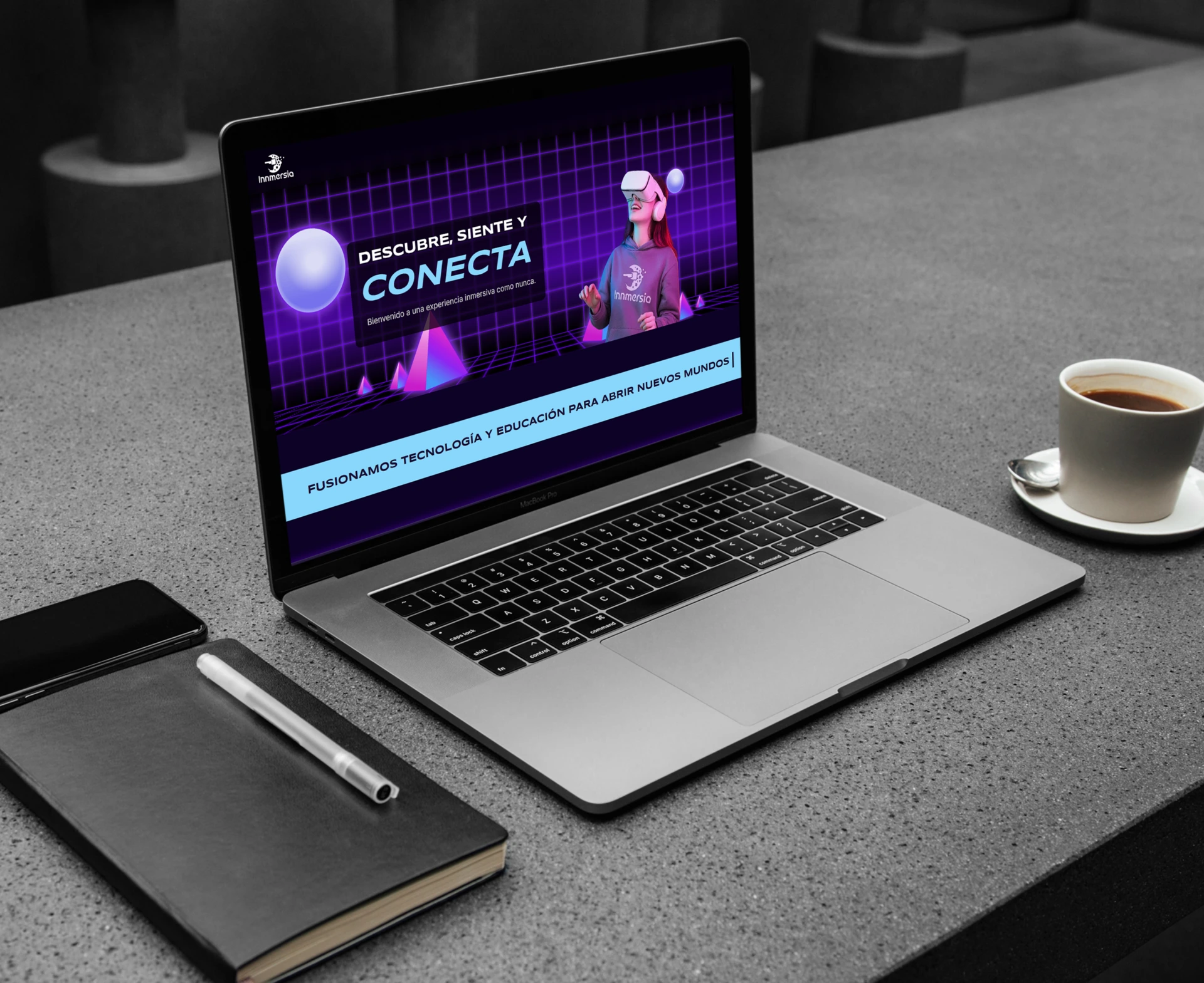 Mockup del sitio web Innmersia en computador portátil