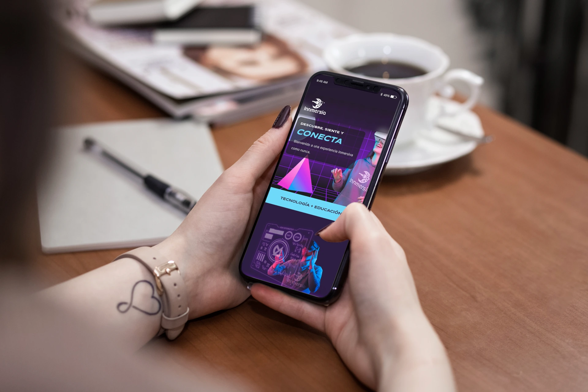 Mockup del sitio web Innmersia en smartphone en uso
