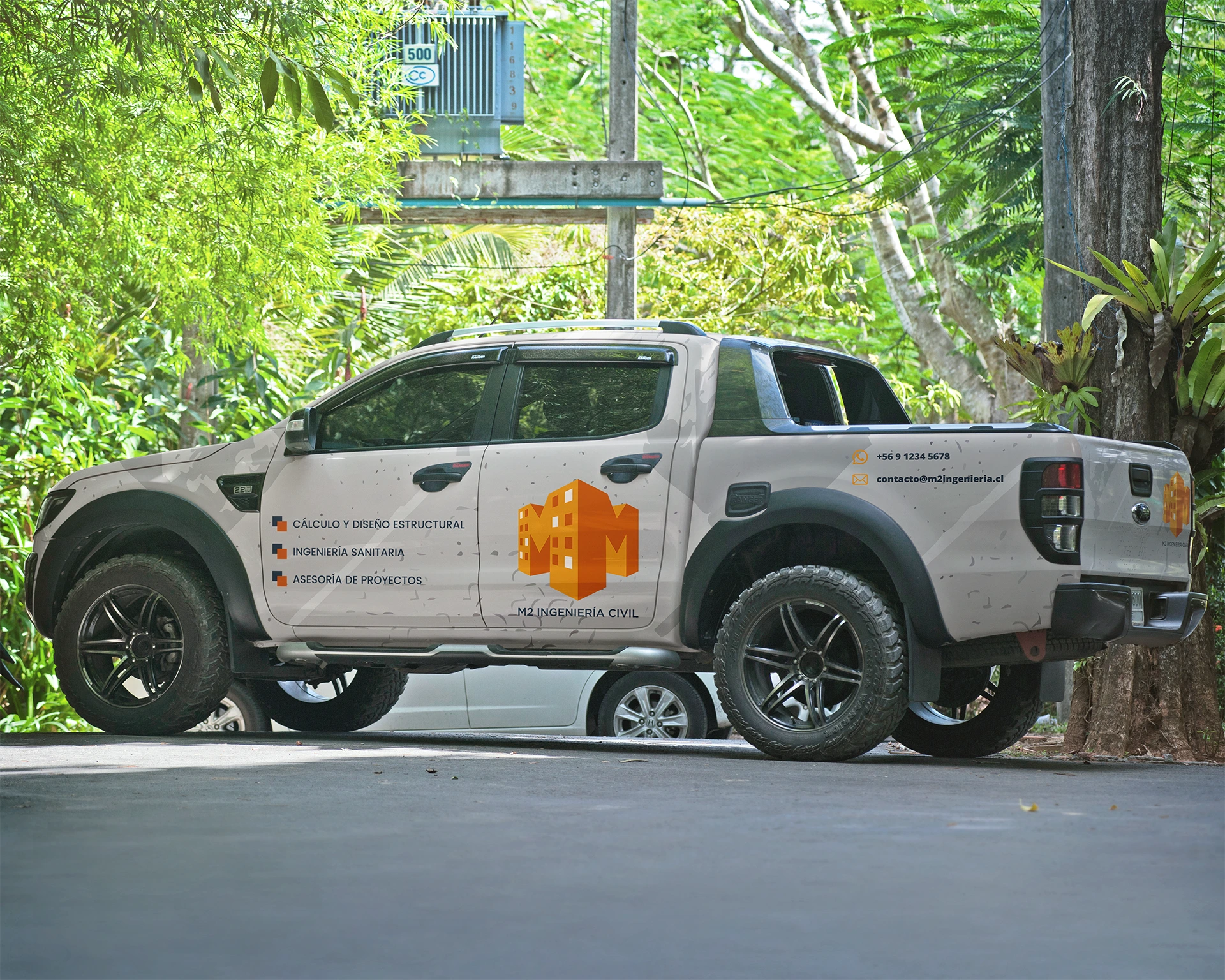 Vinilo corporativo M2 Ingeniería Civil aplicado en camioneta