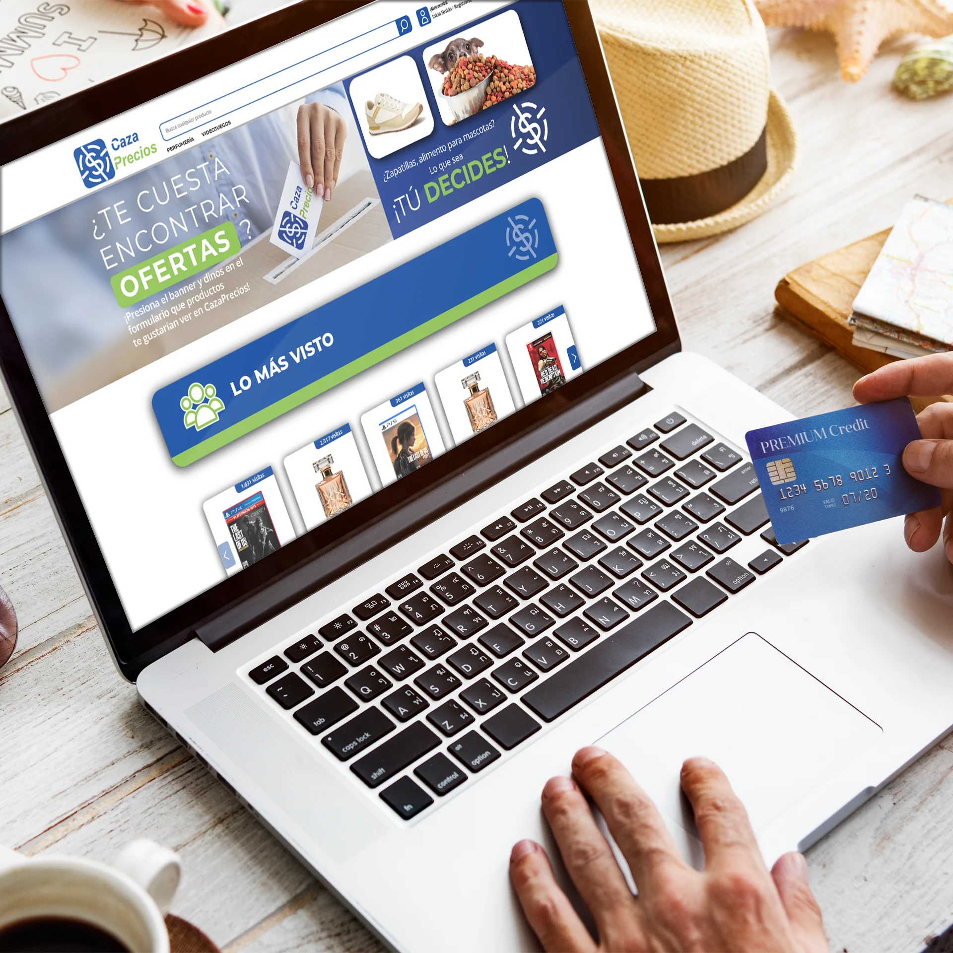 Persona comprando en CazaPrecios desde laptop