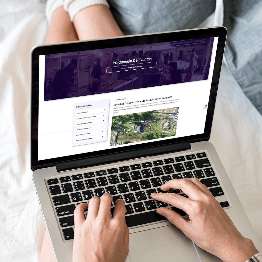 Mockup página de servicios PlayDigital en laptop