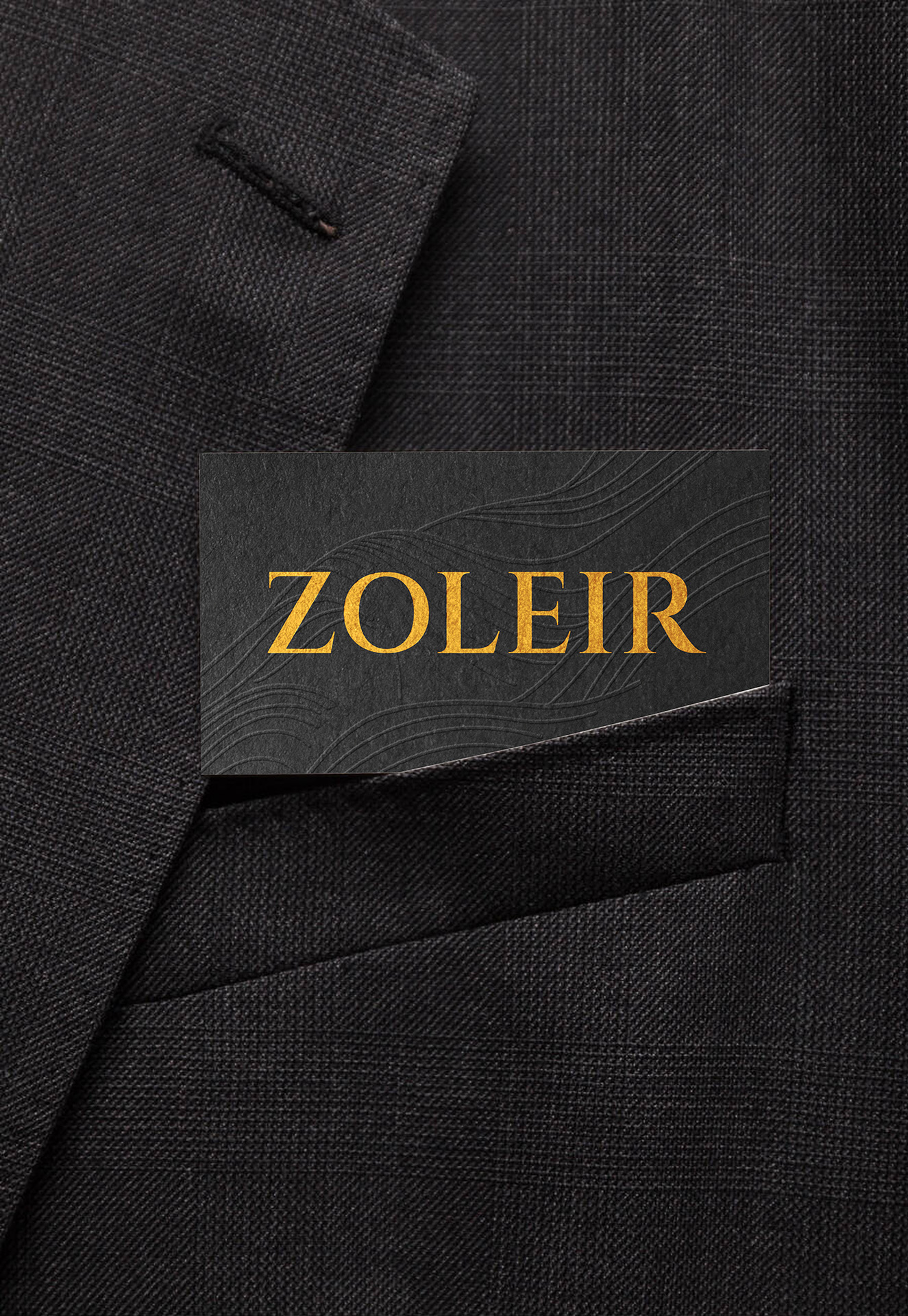 Tarjeta Zoleir aplicada en traje formal masculino de lujo